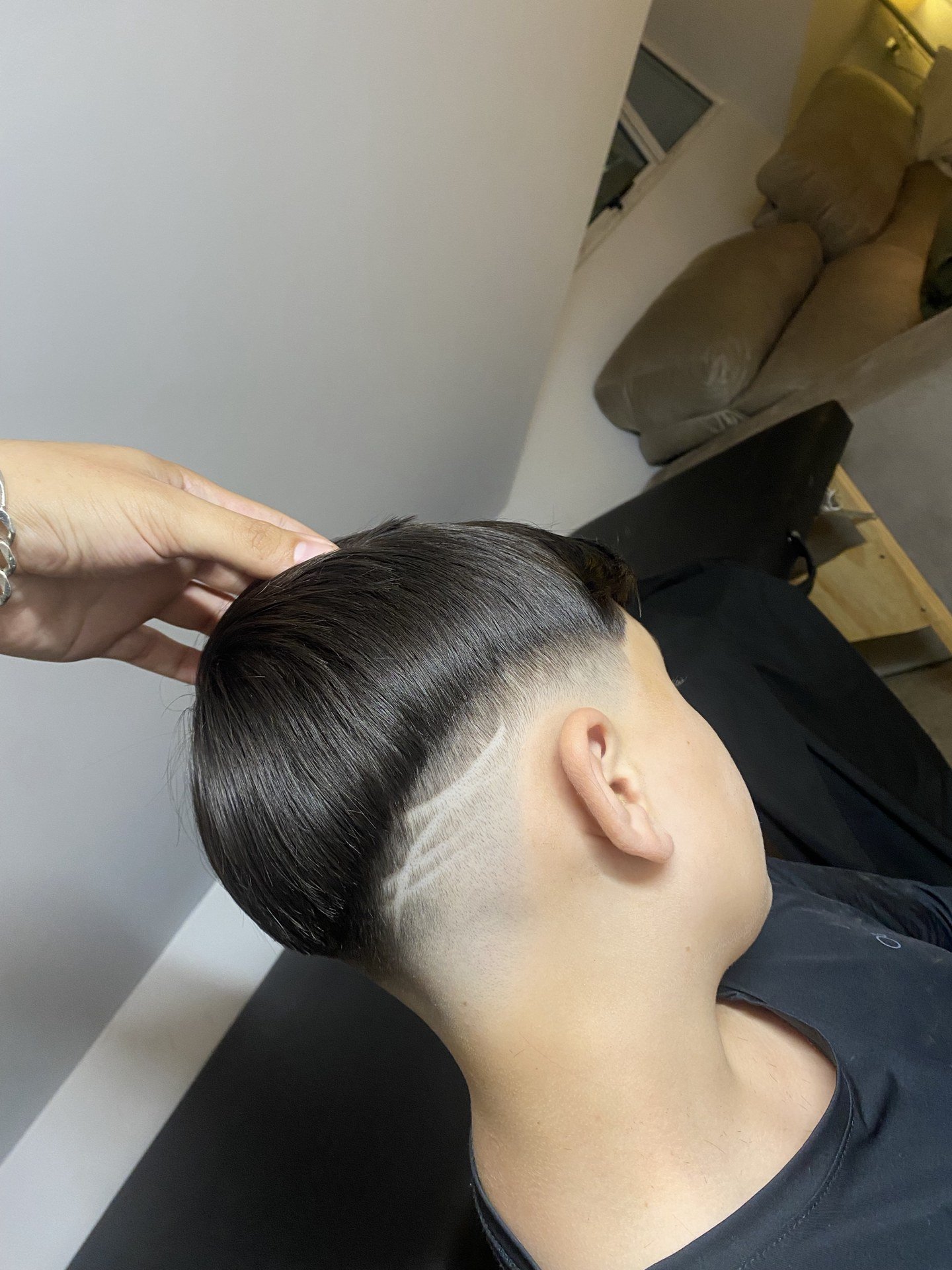 Corte masculino com degradê e desenho lateral, realizado pela RK Barber